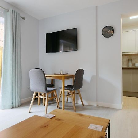 Crewe Short Lets 1 Victoria Court, Crewe Apartment Exterior photo