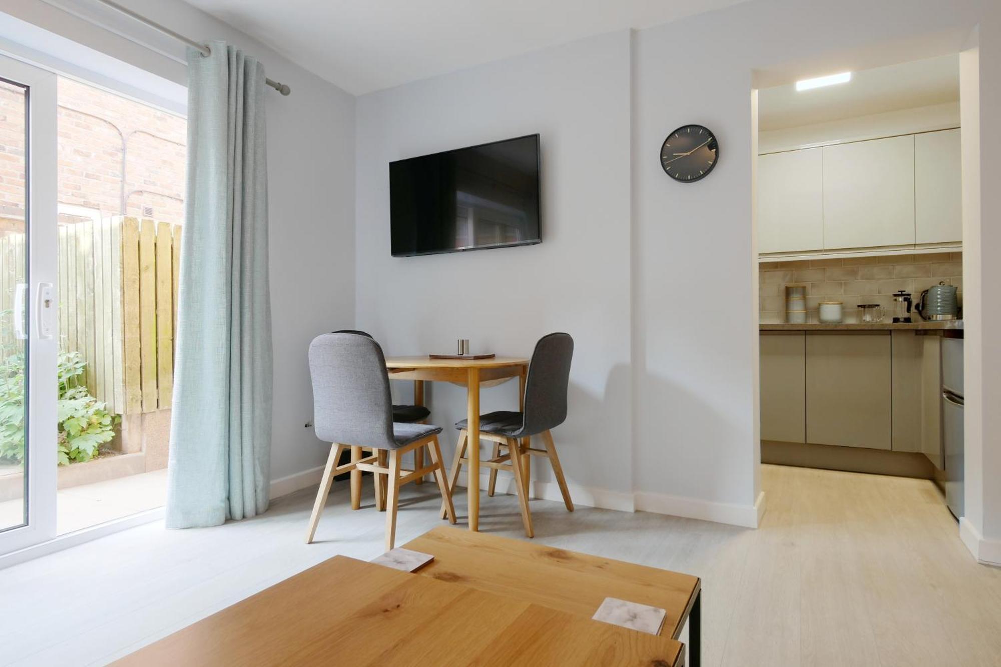 Crewe Short Lets 1 Victoria Court, Crewe Apartment Exterior photo